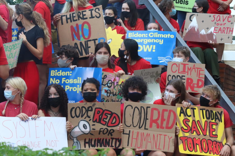 On+Friday%2C+Sept.+24%2C+students+rallied+in+front+of+Tampa+City+Hall+for+Climate+Day+of+Action.+Around+150+people+came+to+call+on+Tampa+to+declare+a+%E2%80%9CCode+Red%E2%80%9D+Climate+Emergency.+%28Lina+Chen%29+