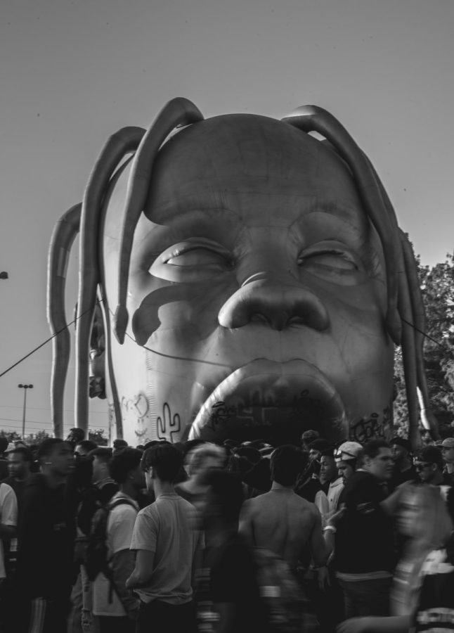 Astroworld+statue.+The+giant+golden+statue+of+Scotts+head+is+a+staple+of+the+entrance+into+the+music+festival.+However%2C+the+densely+packed+corwds+of+the+festival+also+became+a+staple%2C+showcasing+Scotts+interpretation+of+mosh+pit+culture.