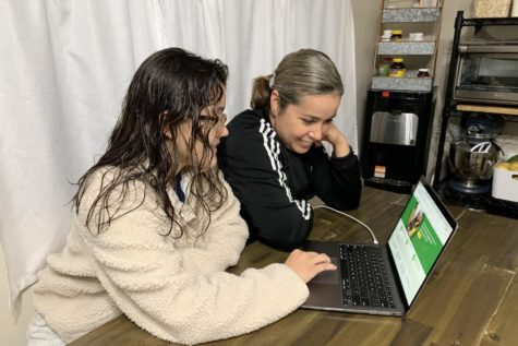 Junior Samantha Garibaldi and her mother, Marizabel Garibaldi, look at college resources in Spanish. Archer’s college guidance team offers these resources to students from Spanish-speaking families as part of their curriculum. 