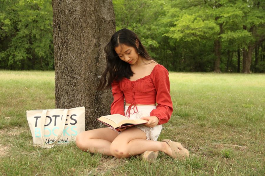 Coppell+senior+valedictorian+Mira+Jiang+reads+one+of+her+favorite+books%2C+War+and+Peace+by+Leo+Tolstoy.+Jiang+is+an+novelist%2C+musician+and+dancer+as+well+as+philanthropist.