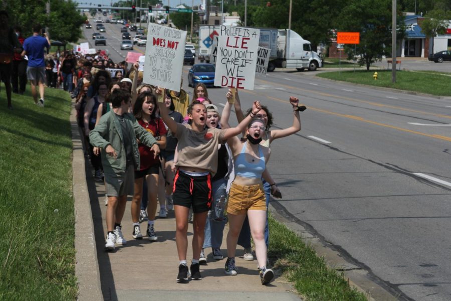 Students+participate+in+a+walkout+in+support+of+abortion+rights+on+May+17.