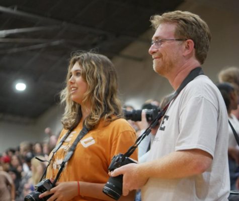 Knight adviser Frank Webster discusses with Shield co-editor-in-chief Evie Barnard while covering the Taco Shack pep rally. Only two weeks into school and Webster has already jumped into helping with coverage coordination.