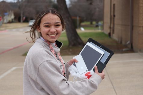 New Tech High @ Coppell senior Arwen Caballero collected old electronics during her Spring Cleaning: Sustainability Drive hosted in NTH@C’s student parking lot on Feb. 18. Caballero’s passion for revitalizing the environment led her to creating a sustainability drive that accepted old electronics and clothing to be upcycled by local organizations including Soles4Soles and the Dallas Zoo.