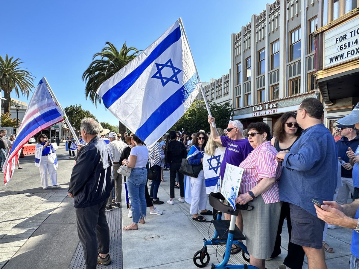Locals+gather+in+downtown+Redwood+City+to+rally+in+support+of+Israel.