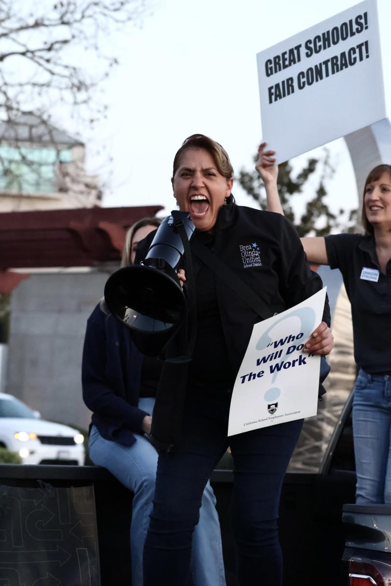 Hilda+Armas+of+CSEA+Chapter+207%2C+rallies+a+gathering+of+BOUSD+teachers%2C+staff%2C+and+supporters+on+Feb.+22.+The+districts+certificated+and+classified+staff+are+protesting+for+a+salary+increase.+++