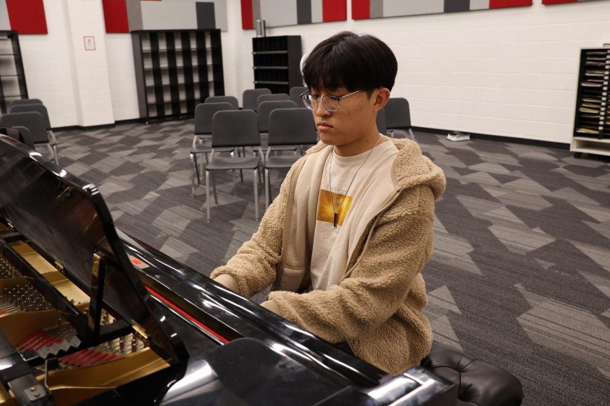 Coppell+High+School+senior+Joshua+Kim+plays+a+series+of+warmup+chords+and+progressions+prior+to+playing+a+piece.+Kim+has+been+playing+piano+since+age+10+and+plans+to+major+in+piano+at+the+University+of+Texas+at+Austin.