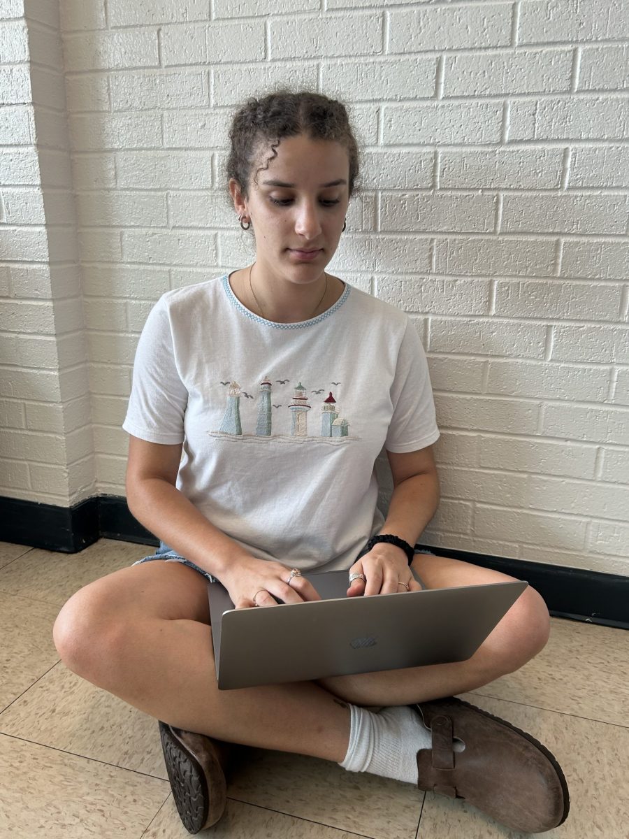 Senior Anna Lizondo works on her presentation for the Spanish 5 students in her combined Spanish 7 class during lunch on Sept. 17. "It's fun to have a bit of a leadership role in class with the presentations we do every Friday for the Spanish 5 kids," Lizondo said.