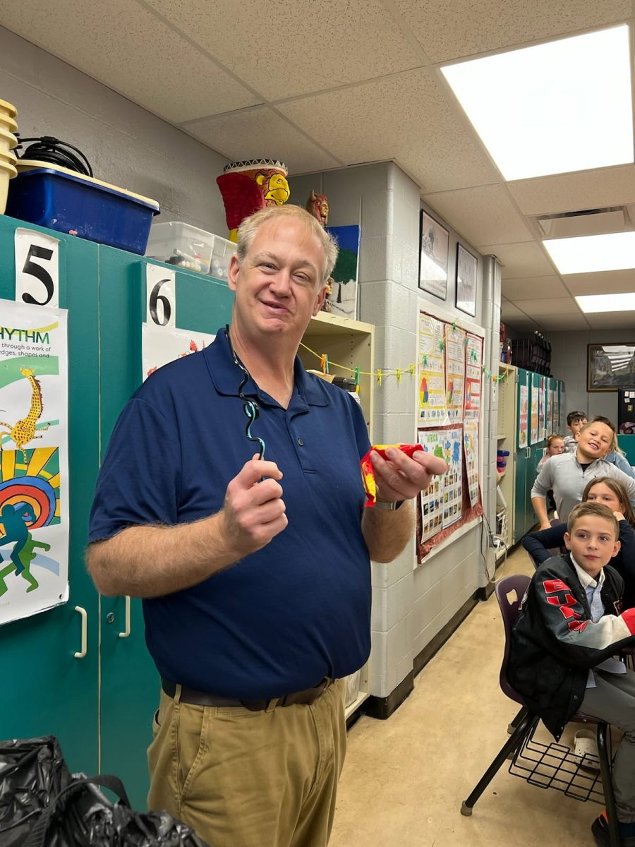 The former Throop Elementary Art teacher Paul Ebert teaching a class.