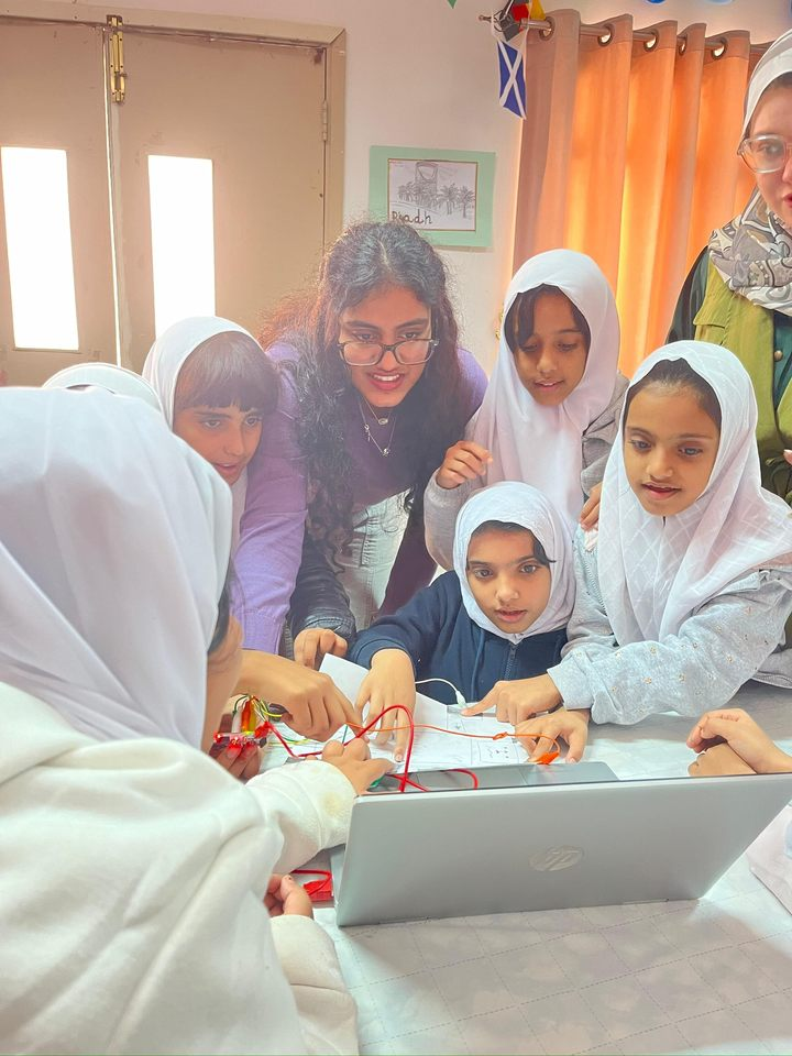 Kallu working on circuit diagrams with her students (Eshawnvie Kallu).