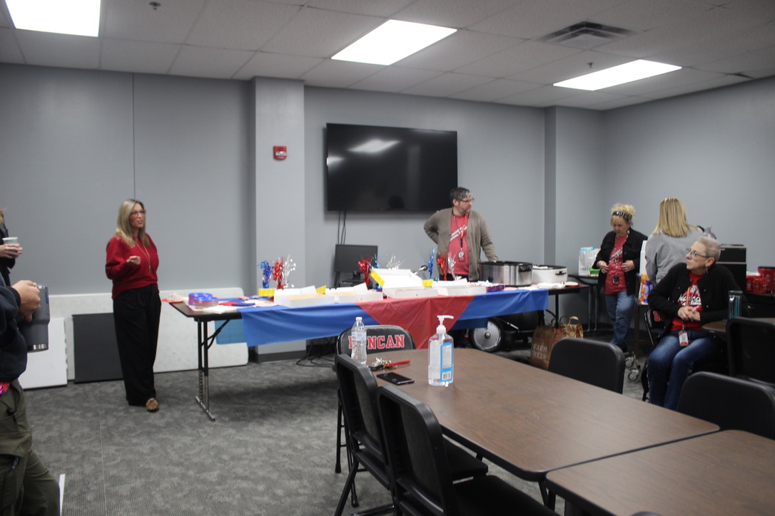 Duncan teachers meet with state legislators during the ADE Legislative Breakfast at the Duncan Middle School.