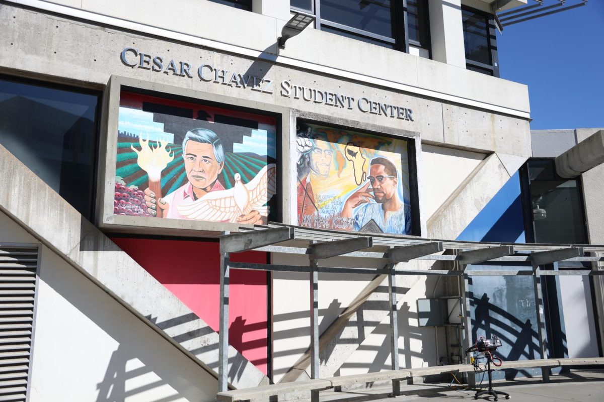 Un mural representando a César Chávez y a Malcolm X adorna la fachada del César Chávez Student Center el miércoles 18 de marzo de 2026. (Gwen Murray / Golden Gate Xpress)