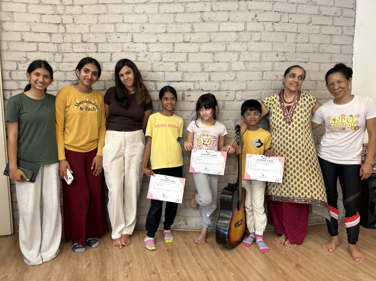 Seniors Lavu Badjate and Diya Karthik lead a art therapy workshop. 